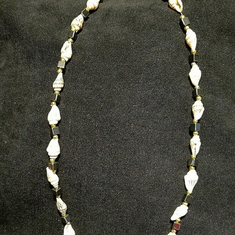 Shell and black onyx bead necklace